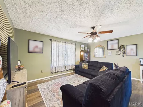 Living - 15430 Top Dr, Saint Robert, MO 65584 photo 2 of 4
