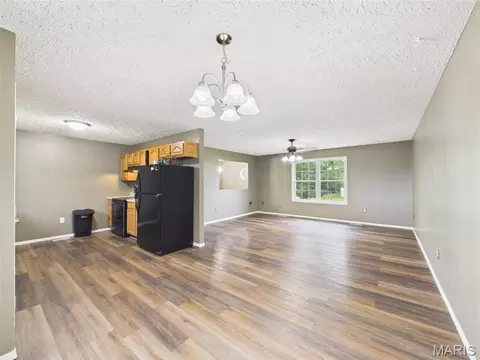 Living - 15430 Top Dr, Saint Robert, MO 65584 photo 3 of 5