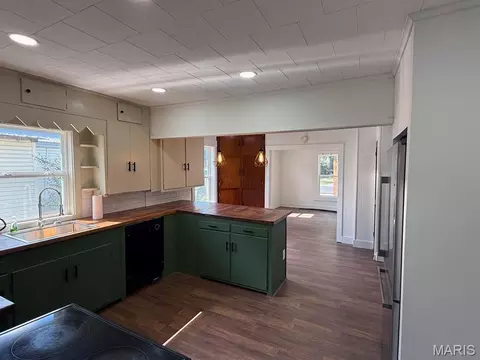 Kitchen - 1308 E Oak St, Dexter, MO 63841 photo 3 of 3