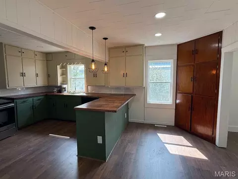 Kitchen - 1308 E Oak St, Dexter, MO 63841 photo 2 of 3