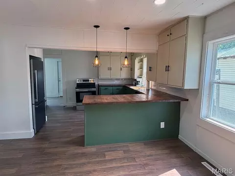 Kitchen - 1308 E Oak St, Dexter, MO 63841 photo 1 of 3