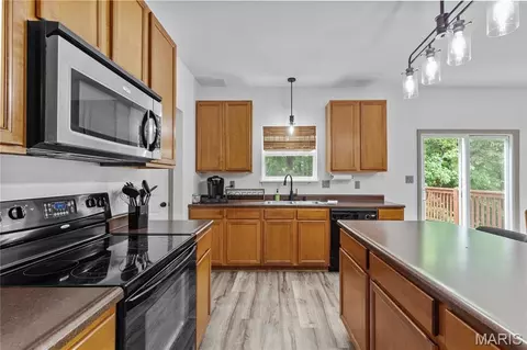 Kitchen - 526 Springhurst Pkwy, O'fallon, MO 63368 photo 2 of 3