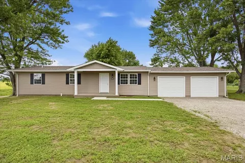 913 Apple St, Keyesport, IL 62253