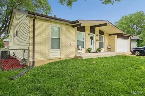 7400 Town And Country Pl, Hazelwood, MO 63042