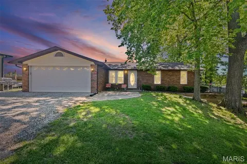 1048 Bermuda Dr, Edwardsville, IL 62025