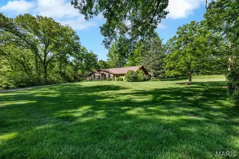 1 Huntleigh Trails Ln, Saint Louis, MO 63131
