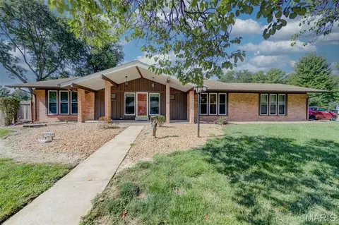 13248 Hobnail Dr, Saint Louis, MO 63146