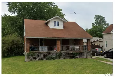 945 E Leonard St, Staunton, IL 62088