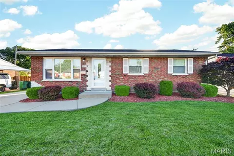 4019 Greenmeadows Dr, Saint Louis, MO 63123