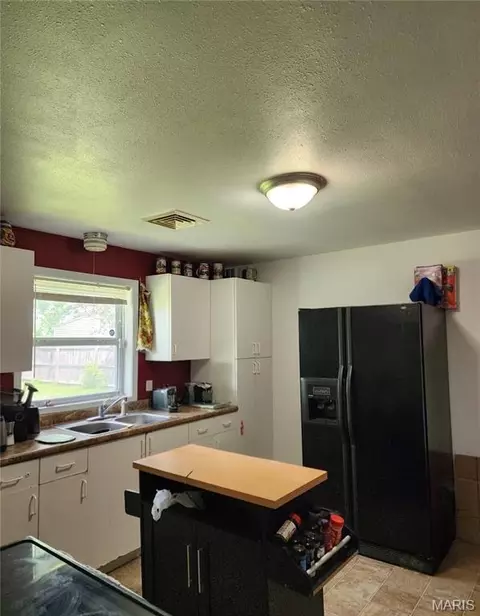 Kitchen - 523 Elmont Rd, Sullivan, MO 63080 photo 2 of 2