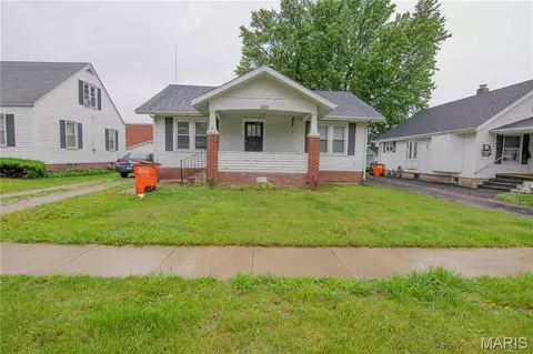 905 N 6th St, Vandalia, IL 62471