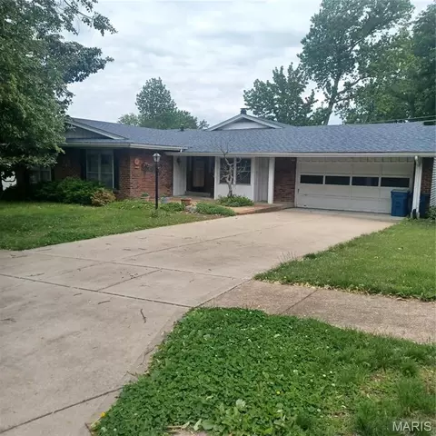 12053 Lake Placid Dr, Saint Louis, MO 63146