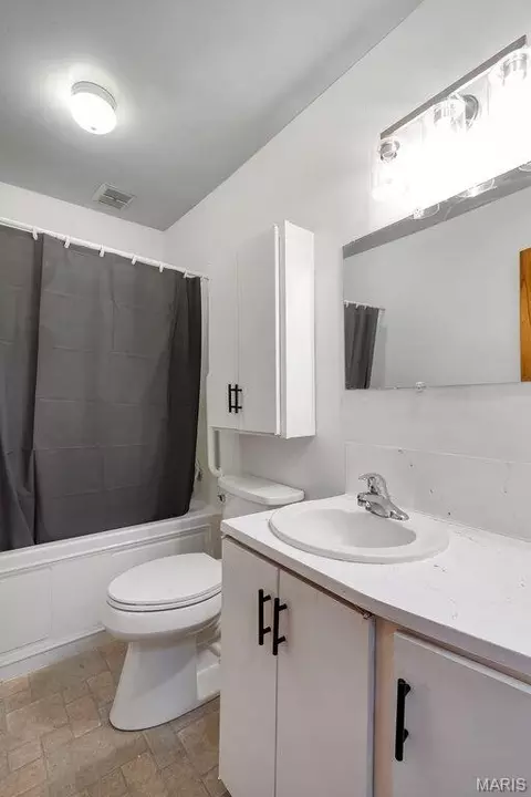 Bath - 2099 Thunderbluff Rd, Saint Clair, MO 63077 photo 2 of 5