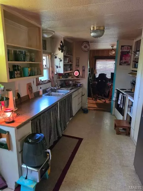 Kitchen - 2099 Thunderbluff Rd, Saint Clair, MO 63077 photo 3 of 3