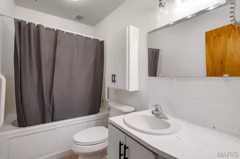 Bath - 2099 Thunderbluff Rd, Saint Clair, MO 63077 photo 1 of 5