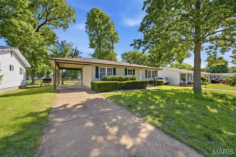 809 Lightwood Dr, Hazelwood, MO 63042