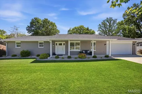 82 W Lake Dr, Troy, IL 62294