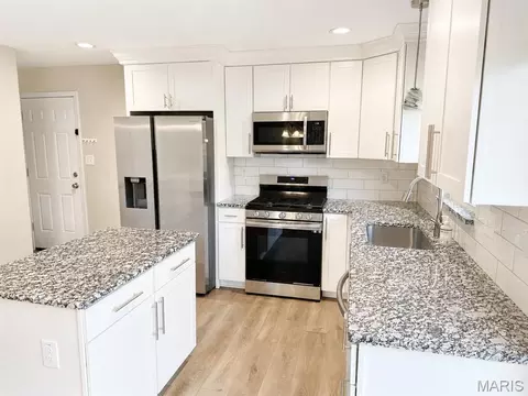 Kitchen - 207 Bitterwood Dr, Ballwin, MO 63021 photo 6 of 6