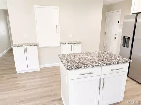 Kitchen - 207 Bitterwood Dr, Ballwin, MO 63021 photo 5 of 6