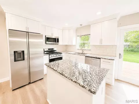 Kitchen - 207 Bitterwood Dr, Ballwin, MO 63021 photo 3 of 6