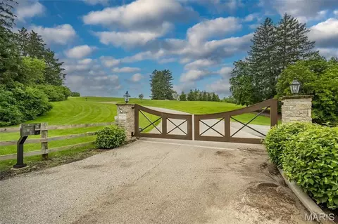 9 Bridle Ridge Ln, Saint Louis, MO 63131