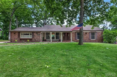404 Oakmont Cir, Ballwin, MO 63011
