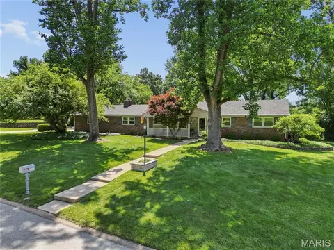 527 Fairways Cir, Creve Coeur, MO 63141