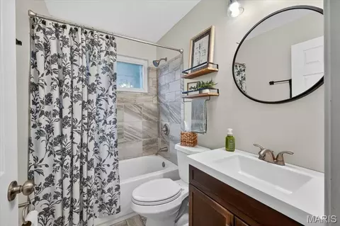 Bath - 837 Pontoison Dr, Manchester, MO 63021 photo 3 of 3