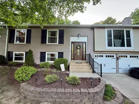 837 Pontoison Dr, Manchester, MO 63021