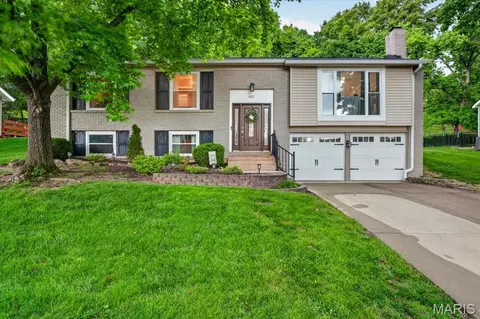 837 Pontoison Dr, Manchester, MO 63021
