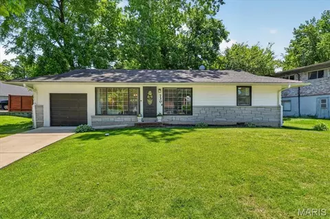 730 Samoa Dr, Saint Louis, MO 63126