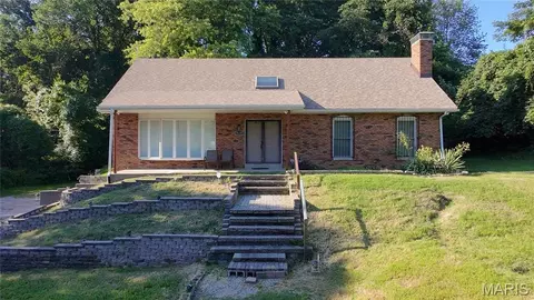 9119 Wedgewood Dr, Fairview Heights, IL 62208