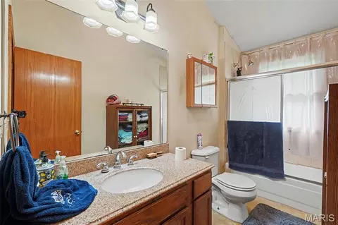 Bath - 12126 Meade Dr, Wright City, MO 63390 photo 2 of 3