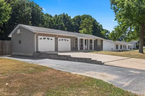 82 May Valley Ln, Fenton, MO 63026