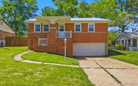 9745 Radio Dr, Saint Louis, MO 63123