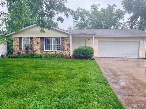 111 Park Charles Blvd N, Saint Peters, MO 63376