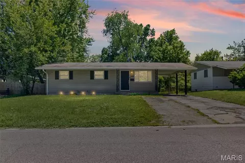 506 Dornoch Dr, Saint Louis, MO 63137