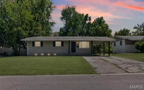 506 Dornoch Dr, Saint Louis, MO 63137