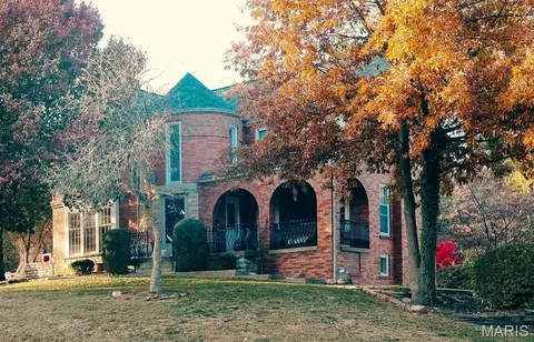 7219 Canterbury Dr, Saint Louis, MO 63121