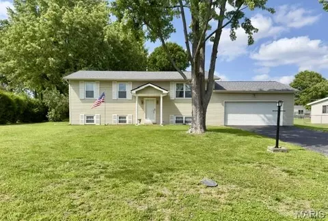 5 Milky Way Dr, Saint Charles, MO 63304
