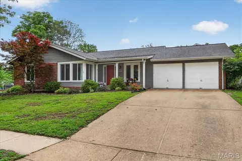 15420 Country Ridge Dr, Chesterfield, MO 63017