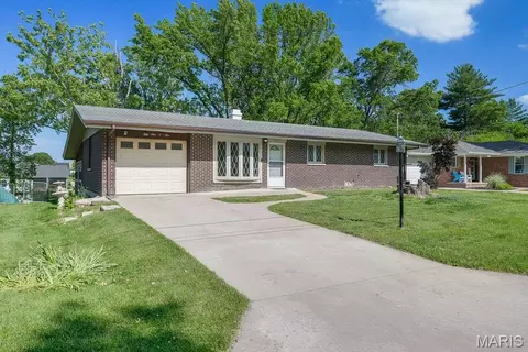 5105 Staten Dr, Godfrey, IL 62035