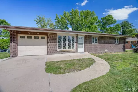 5105 Staten Dr, Godfrey, IL 62035