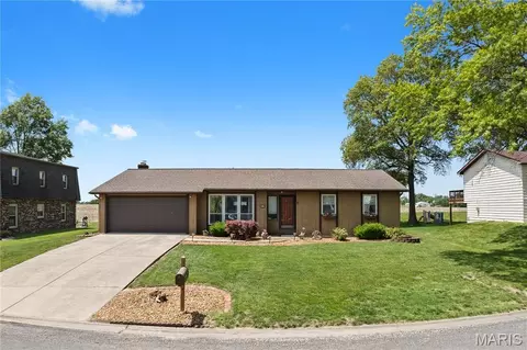 21 N Saint Johns Dr, Smithton, IL 62285