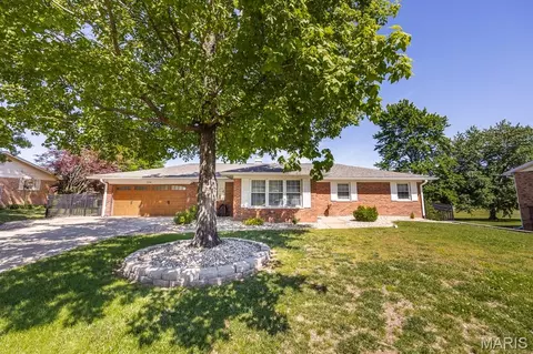 214 Winthrop Dr, Belleville, IL 62221