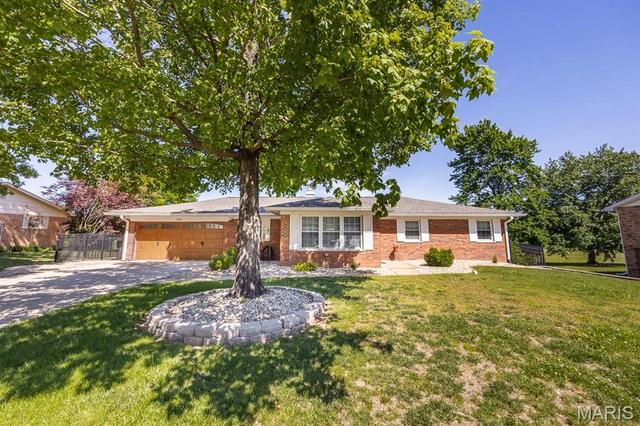 214 Winthrop Dr, Belleville, IL 62221