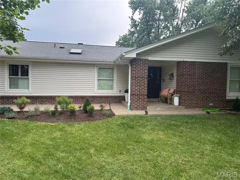 8 Sunnybrae Ct, Ballwin, MO 63011