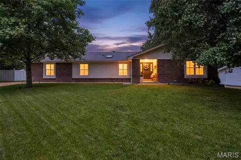 8 Sunnybrae Ct, Ballwin, MO 63011