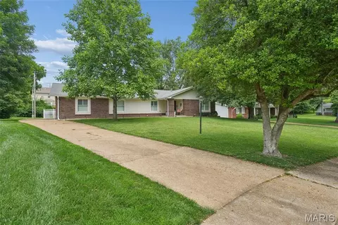 8 Sunnybrae Ct, Ballwin, MO 63011