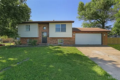 72 University Dr, Granite City, IL 62040